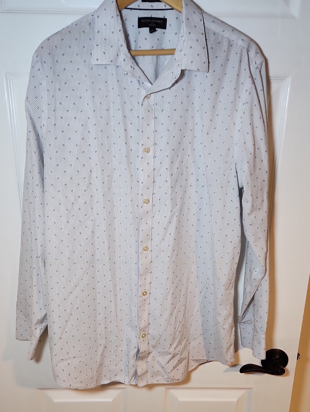 Banana Republic Men's White Patterned Button-Up Shirt